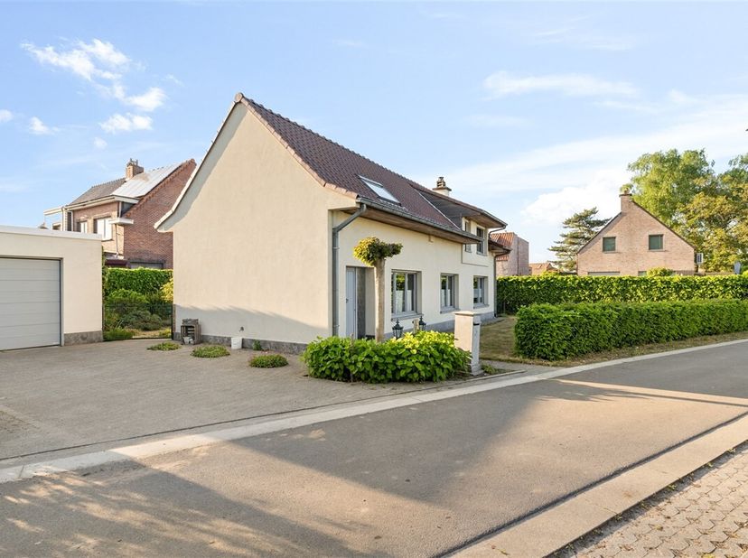 Verzorgde open bebouwing in mooie straat op 522m² grond&lt;br /&gt;
Indeling : op het gelijkvloers is er een gezellige woonkamer met gaskachel, aansluitend