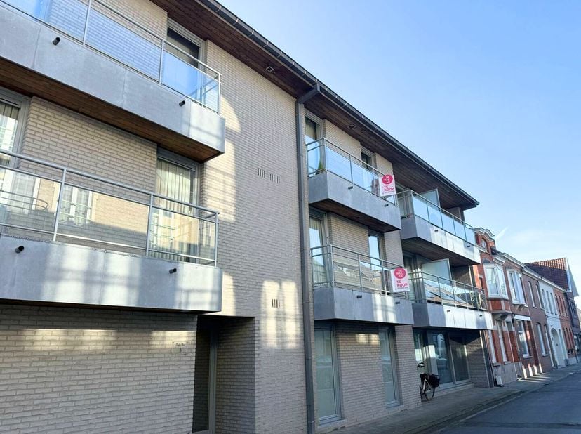 Dit appartement met 1 slaapkamer is gelegen in het centrum van Waregem. Binnen de leefruimte is er plaats voor zowel een gezellige zithoek alsook een