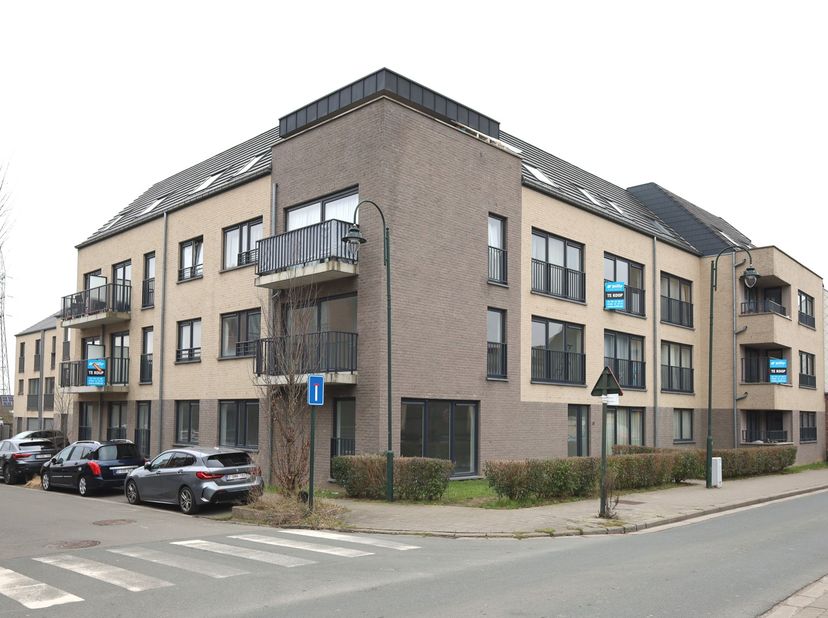 Dans un immeuble récent, très bien situé au deuxième étage, appartement comprenant hall d&#039;entrée, toilette séparée, un séjour avec cuisine, une salle