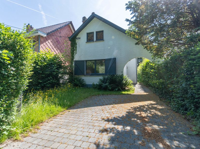 Cette très agréable maison de 115m² habitables est implantée sur un beau terrain de +/- 2 ares orienté Sud-Est à l&#039;arrière. Idéalement située dans un