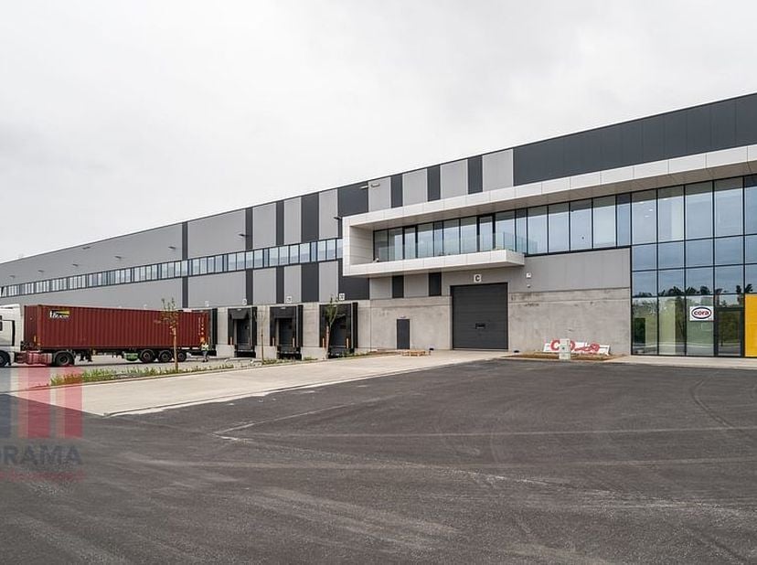 Op een toplocatie aan de Rue de Capilône 6 in Heppignies is een modern en energie-efficiënt logistiek magazijn beschikbaar voor verhuur. Deze recente