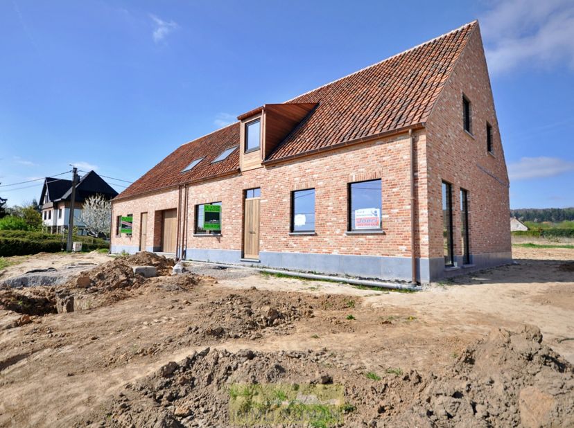 TOP PROJET ! Nouvelle construction avec vue sur Kluisberg ! Situation très calme avec une vue imprenable ! Encore 2 bâtiments jumelés et 2 villas disp