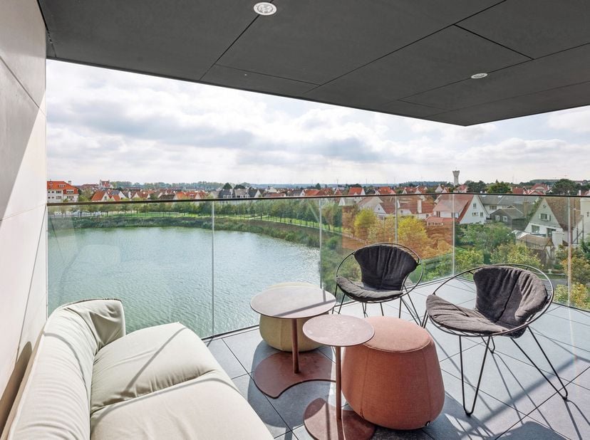 Uitzonderlijk appartement in de befaamde residentie &amp; hotel in &quot;La Rive - La Réserve&quot;, met frontaal uitzicht op het Zegemeer.&lt;br /&gt;
Dit uitzonderlijke