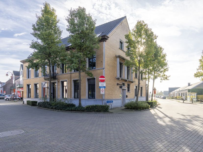 Welkom in het hart van Lotenhulle, een gezellig dorp bij Aalter waar landelijke charme en praktische nabijheid elkaar ontmoeten. &lt;br /&gt;
Binnen 15 minu