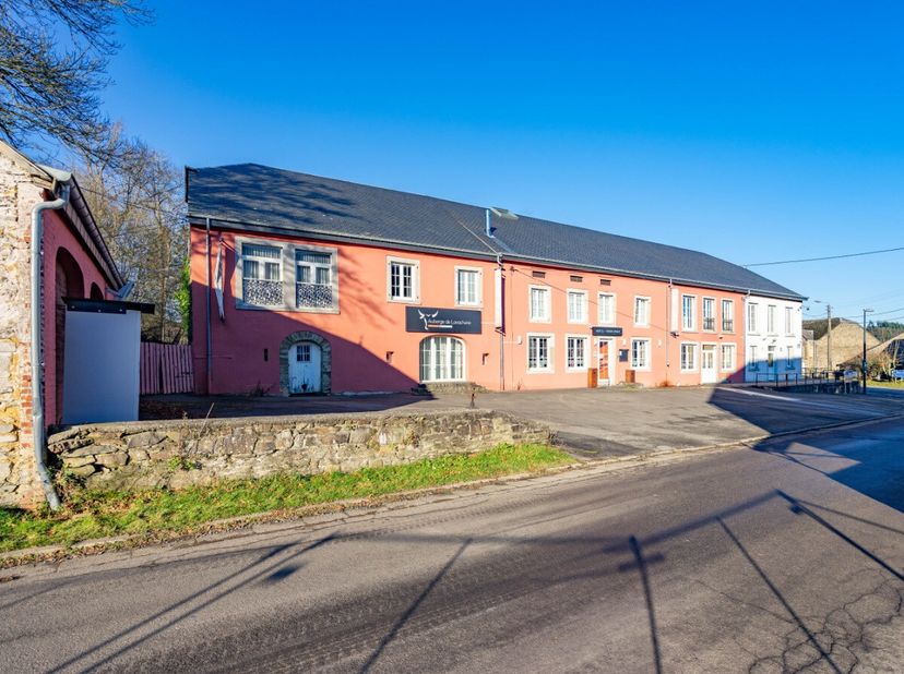 ERA BLUX vous présente une opportunité exceptionnelle ! Découvrez cette superbe auberge idéalement située en plein cur du village de Lavacherie, dans