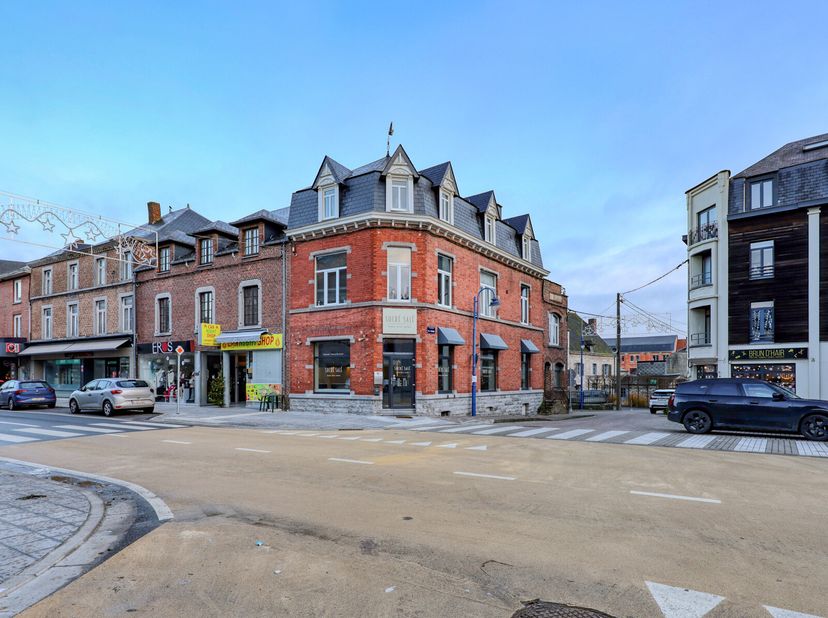 Dans le centre de Beauraing, venez découvrir cet immeuble mixte. Il se compose d&#039;une partie commerciale et d&#039;un grand espace habitation. La partie com