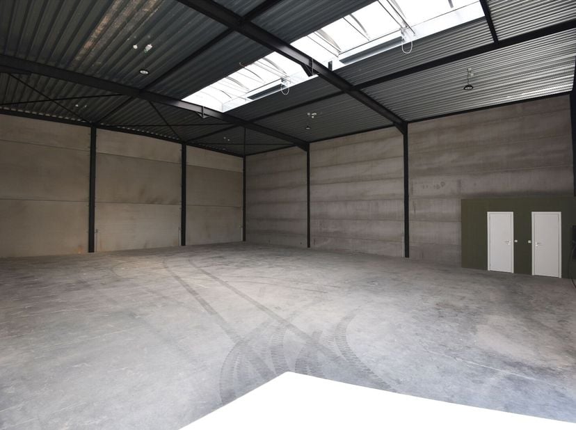 Goed gelegen nieuwbouw KMO-unit met een oppervlakte van 267m² (14,44m breed x 18,52m diep) op bedrijventerrein Kunstdal te Eeklo.&lt;br /&gt;
De loods heeft
