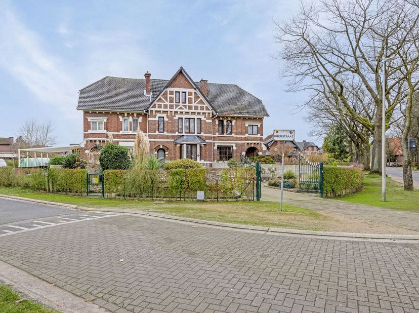Deze sfeervolle mijnwerkerswoning is ideaal gelegen in Tuinwijk-Eisden. De gesloten woning staat op een royaal perceel van 9 are 41 ca, en biedt een g
