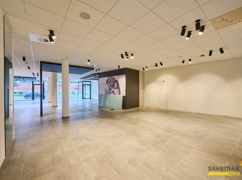 Zeer centraal gelegen aan de kleine ring rond Lommel Centrum!&lt;br /&gt;
In totaal 281m² (volledig afgewerkt)!&lt;br /&gt;
Aangezien er twee toegangsdeuren zijn,