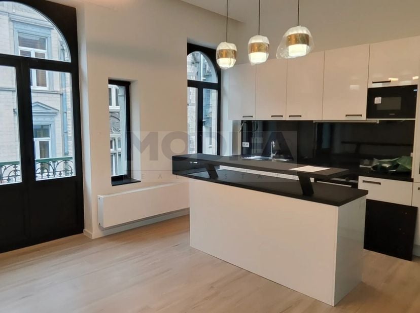 Quartier Madou / Commission, Magnifique appartement Duplex meublé au 2ième et 3ième étage d&#039;un immeuble classé.&lt;br /&gt;
Composé d&#039;un grand salon, cuisin