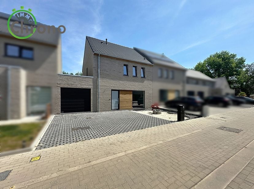 Votre bureau IMMO CHRONO a le plaisir de vous proposer en exclusivité cette superbe maison construite en 2023 dans un tout nouveau lotissement. Avec s