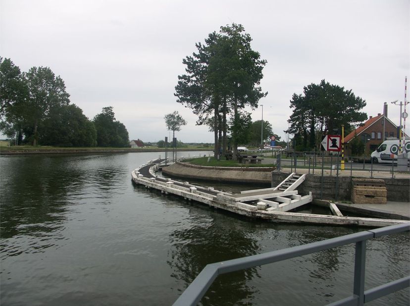 idyllische ligging op een schiereilandje tussen 3 kanaalarmen  2292417 uc. te renoveren