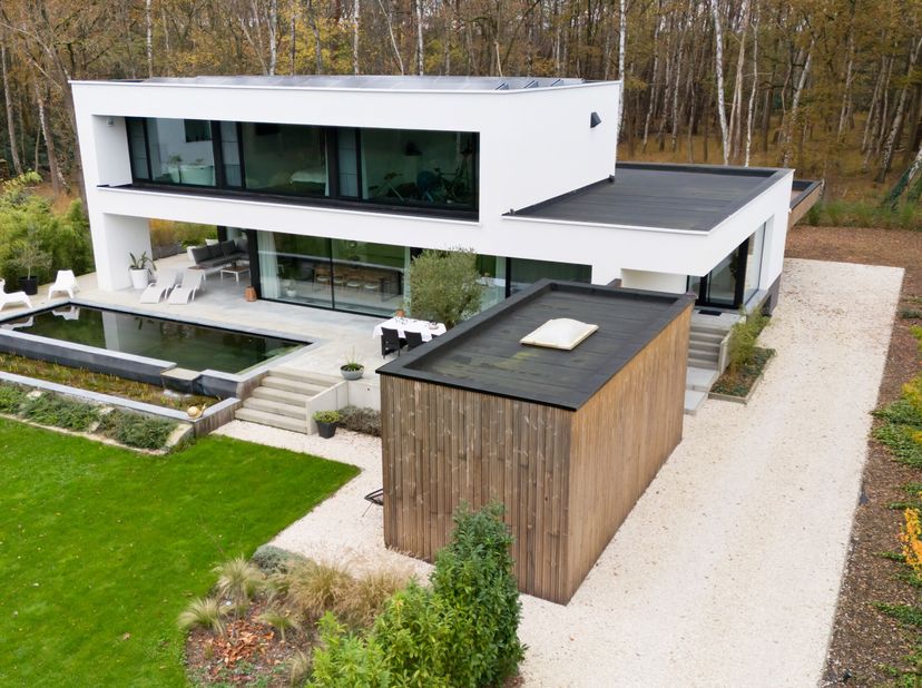 Nieuwe moderne en uiterst luxueuse villa met een unieke en doordachte indeling op een zeer rustige locatie met oa. 6 à 7 slaapkamers en 2 badkamers op