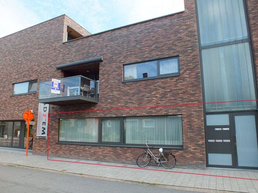 Gelijkvloers appartement met 2 slaapkamers:Indeling: Inkomhal, toilet, woonkamer, keuken, berging, badkamer, 2 slaapkamers, terras, kelderberging en a