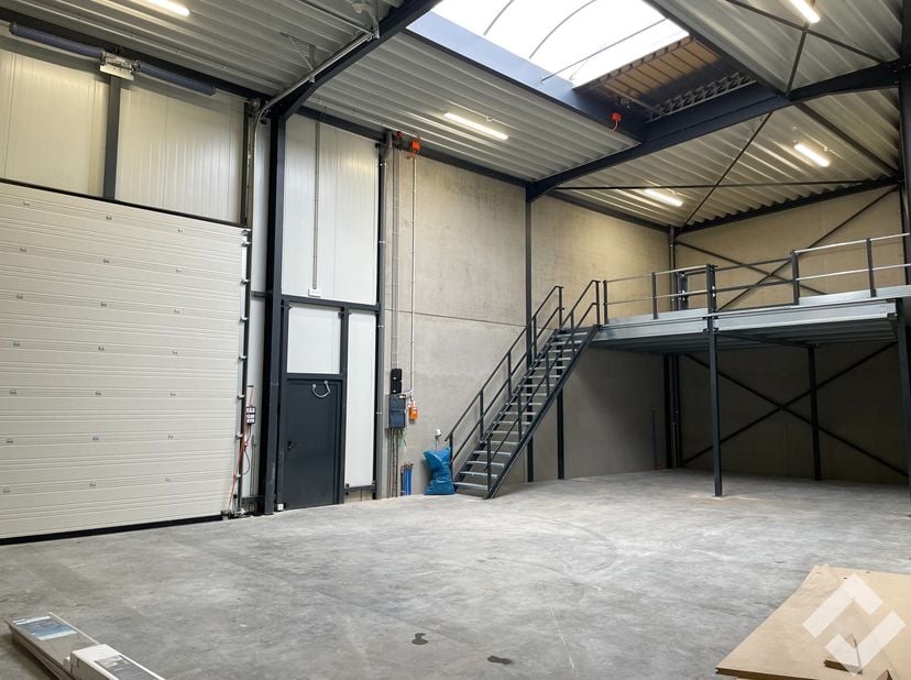 Nieuwbouw KMO-unit te huur op nieuwe ontwikkeling in de Buitenheide te Hamont-Achel, deze is zeer strategisch gelegen met de Nederlandse grens op een