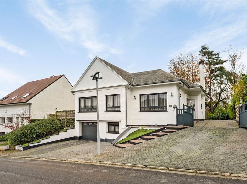 Villa classique bien rénovée située dans un quartier résidentiel calme de Ten Trappen à +/- 7are. La villa se compose d&#039;un séjour avec cuisine ouverte