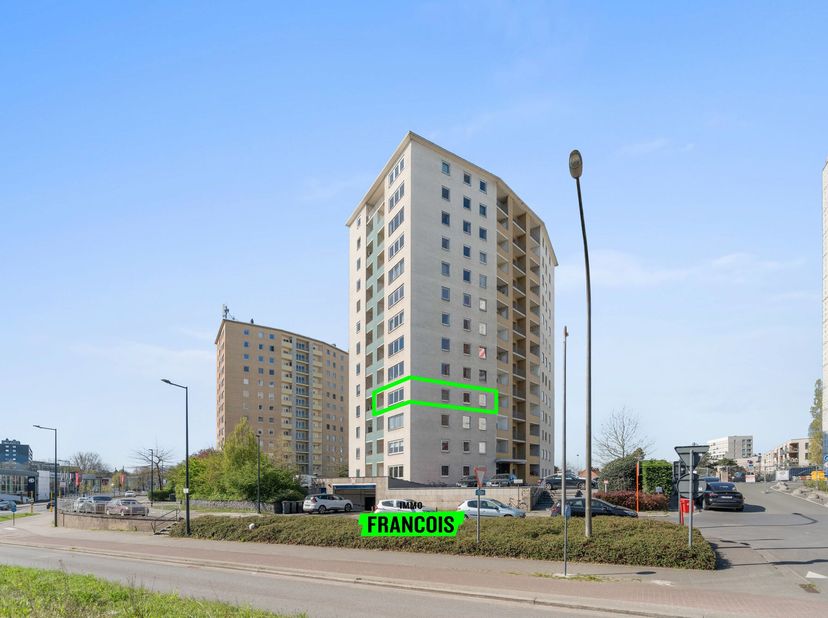 Het appartement bevindt zich in de Ijzerweglaan te Ledeberg en geniet van een uitstekende bereikbaarheid dankzij de nabijheid van belangrijke invalswe