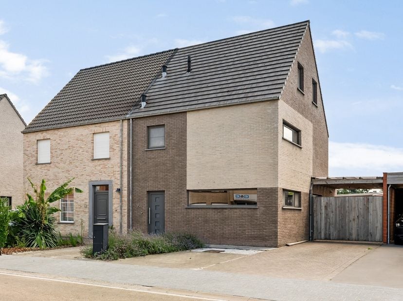 Ben je op zoek naar een woning die comfort, stijl én energiezuinigheid combineert op een toplocatie? Dan is deze prachtige halfopen bebouwing gelegen