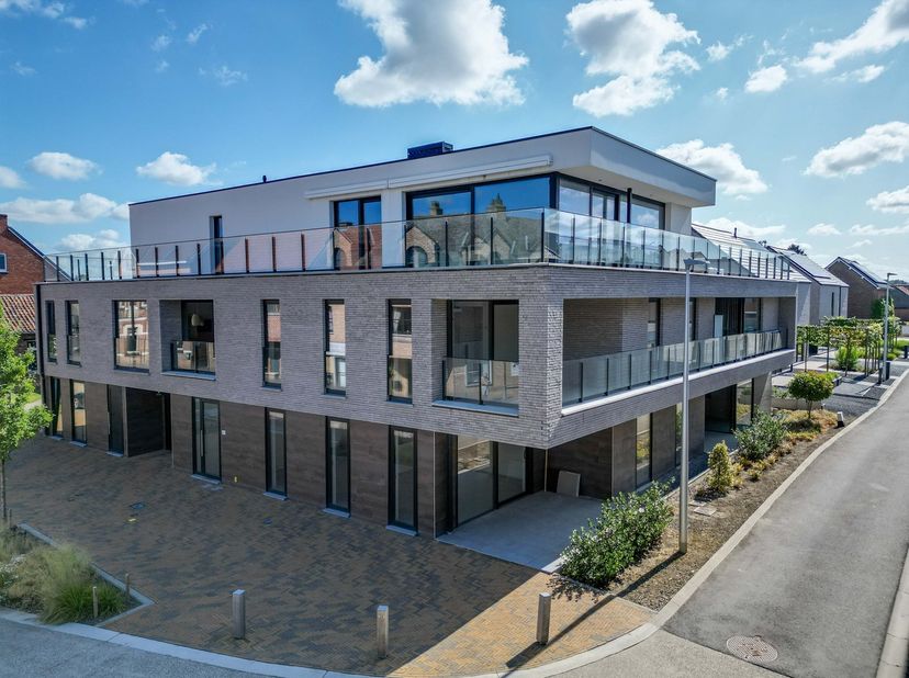 Aan de Bloemenstraat 3 bus 3,  in het hartje van Wellen, vinden we dit prachtige, gelijkvloerse   2-slaapkamerappartement van 89 m²  met een inpandig