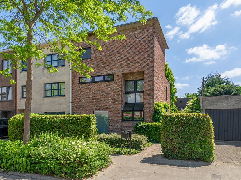 Deze schitterende woning werd in de jaren 80 voor de huidige eigenaars getekend en gebouwd, met een duidelijke klemtoon op gebruikte materialen en con