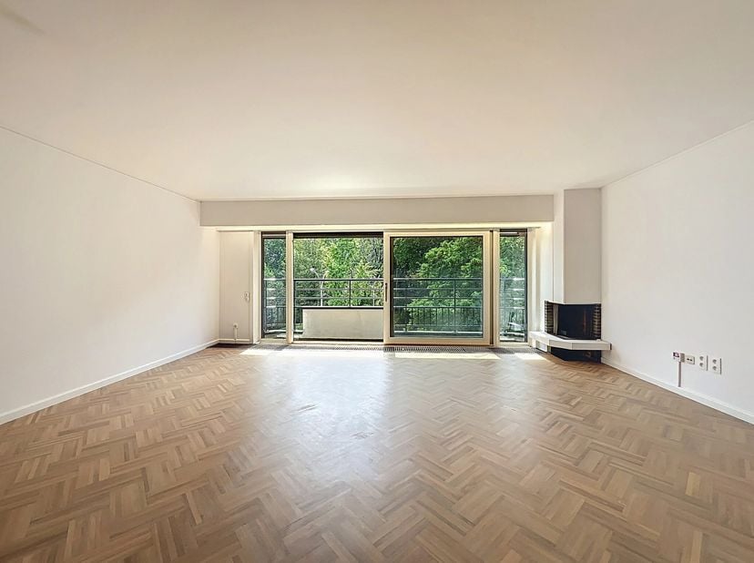 Ce bel appartement est situé au quatrième étage et offre une vue phénoménale sur le parc de la Citadelle depuis le salon et une vue sur l&#039;abbaye histo