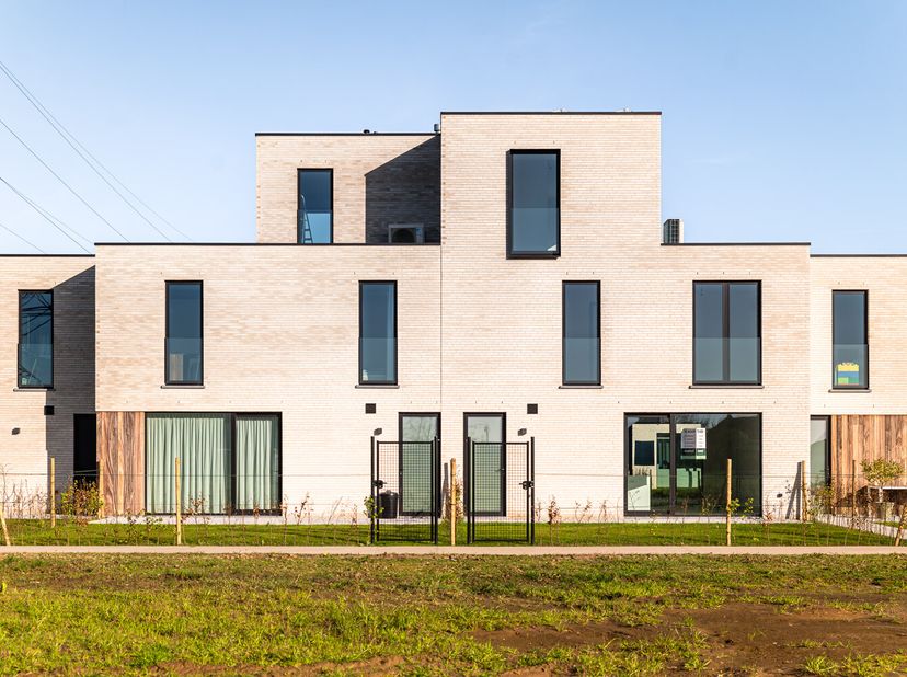 Maisons neuves neutres en énergie près du centre de Sint-Eloois-Vijve et à 5 minutes du centre de Waregem et de l&#039;E17.&lt;br /&gt;
Les maisons disposent tou