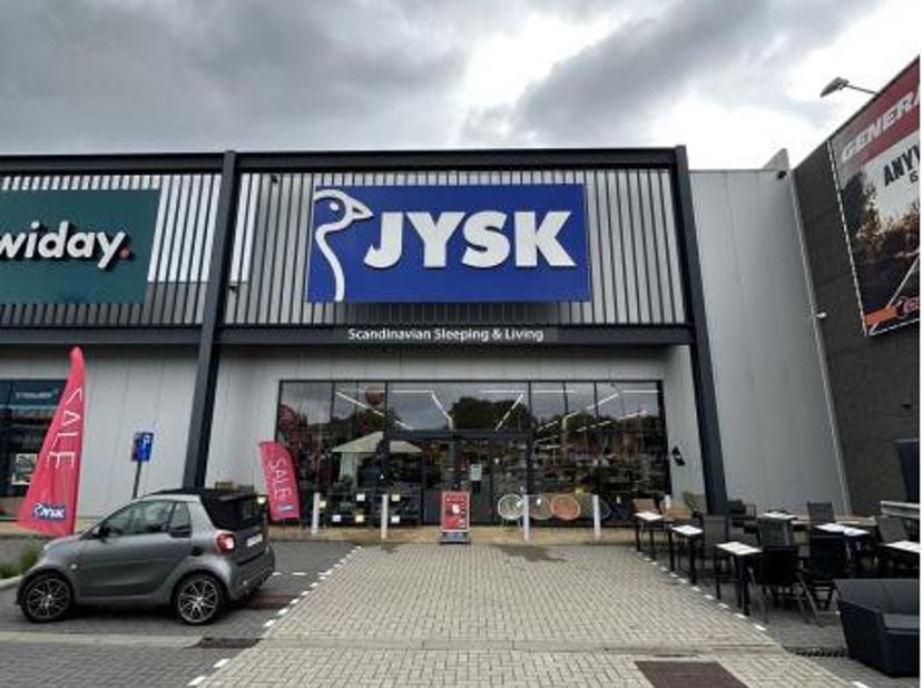 - 1.268m² commerciële ruimte&lt;br /&gt;
- klein magazijn achteraan&lt;br /&gt;
- ruime gemeenschappelijke parking&lt;br /&gt;
- zichtlocatie&lt;br /&gt;
- direct beschikbaar