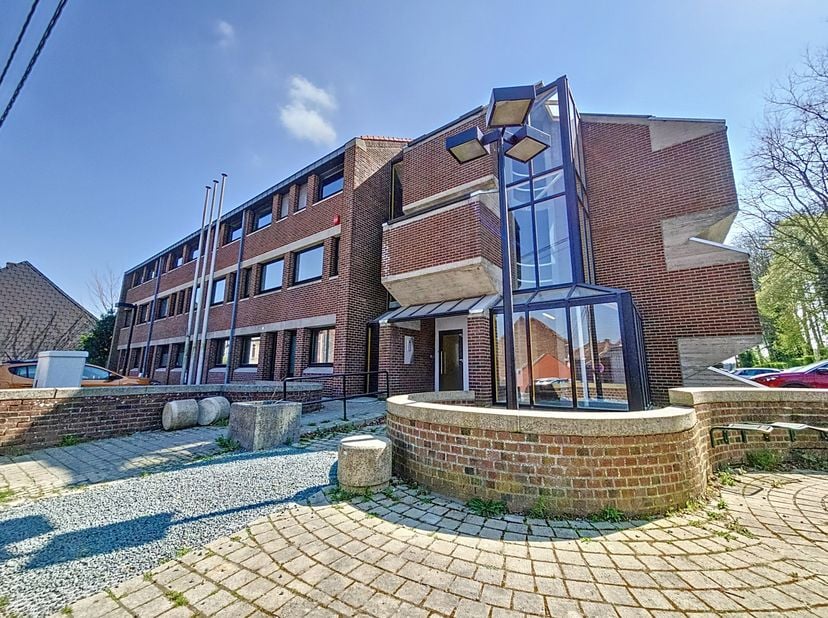 Situé à Lessines, à moins de 400 mètres de la Grand’Place et à quelques mètres seulement du Parc Watterman, ce très bel appartement NEUF en séduira pl