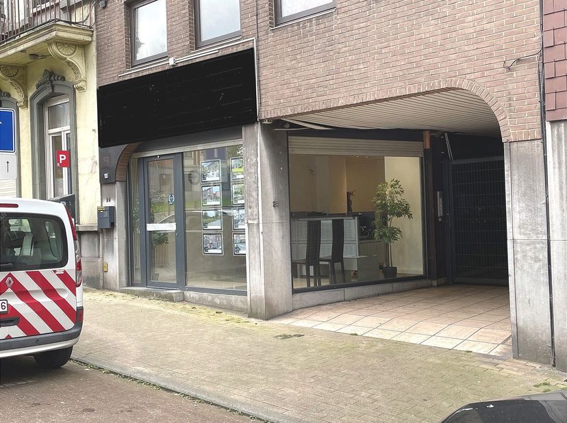 REZ-DE-CHAUSSEE A USAGE DIVERS&lt;br /&gt;
Rez-de-chaussée commercial 42 m²&lt;br /&gt;
Sous-sol : réserve, wc individuel, bureau 20 m²&lt;br /&gt;
Equipements : agréat
