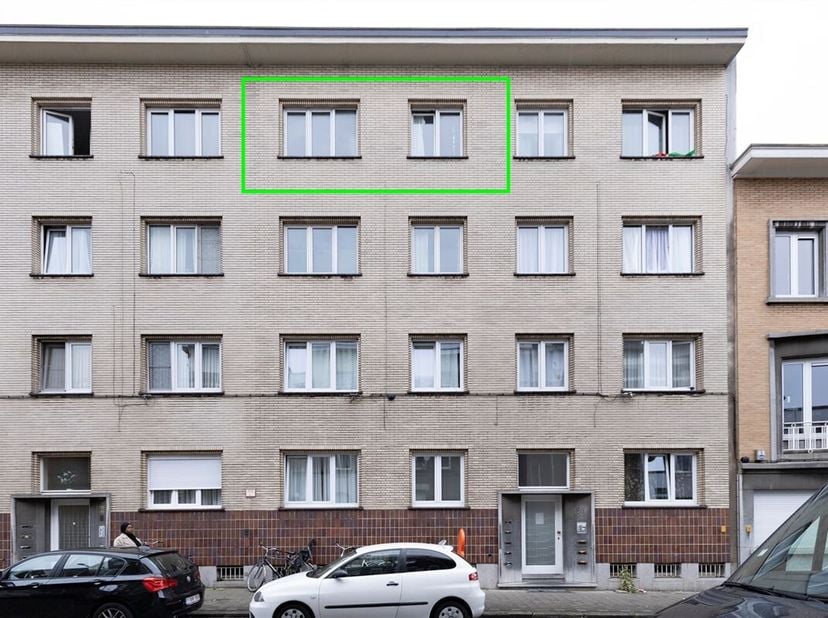 Op het Kiel, vinden we dit toffe appartement met 2 slaapkamers. Winkels en scholen bevinden zich vlakbij en openbaar vervoer (bus en tram) bevinden zi