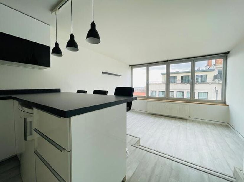 Saint-Gilles - Au cur du quartier Louise, à deux pas de la place Stéphanie et de toutes ses facilités - Situé au sixième étage dun immeuble bien entre