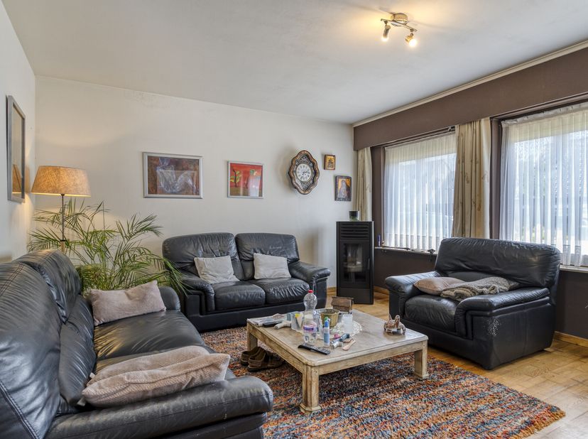 Op te frissen halfopen huis met veel potentieel te koop in Deerlijk. Deze woning met garage beschikt over 3 kamers, lichtrijke leefruimte, ruime tuin