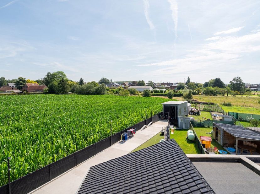 Bent u op zoek naar een instapklare woning in een rustige, groene omgeving? Zoek niet verder! Deze volledig gerenoveerde woning in Serskamp biedt alle