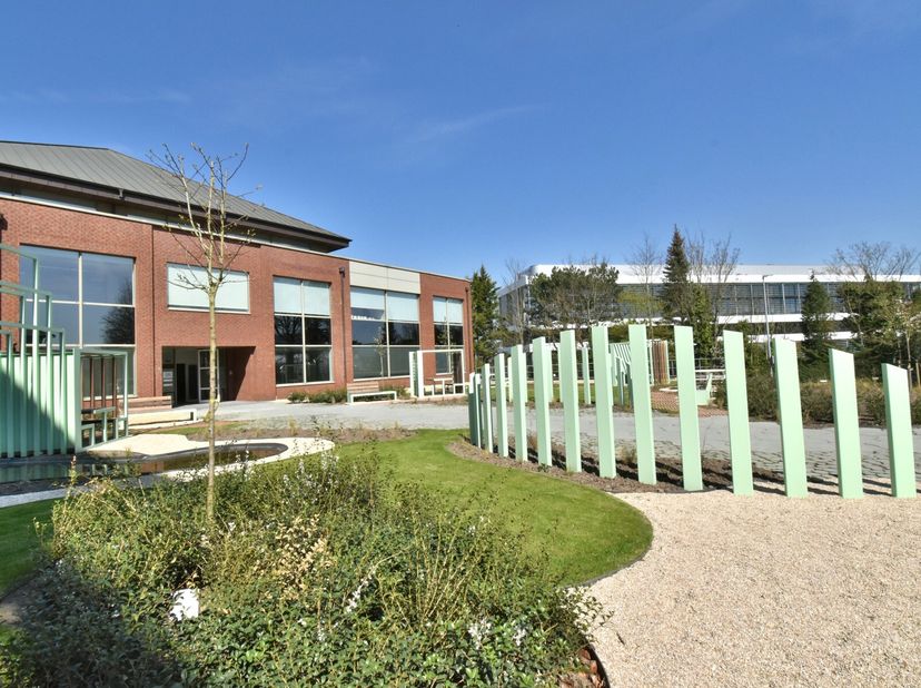 Flex kantoorruimte te huur. Ideaal gelegen nabij het treinstation, luchthaven en de E40.&lt;br /&gt;
Deze kantoorruimte ligt in het Park Hill domein omgeven