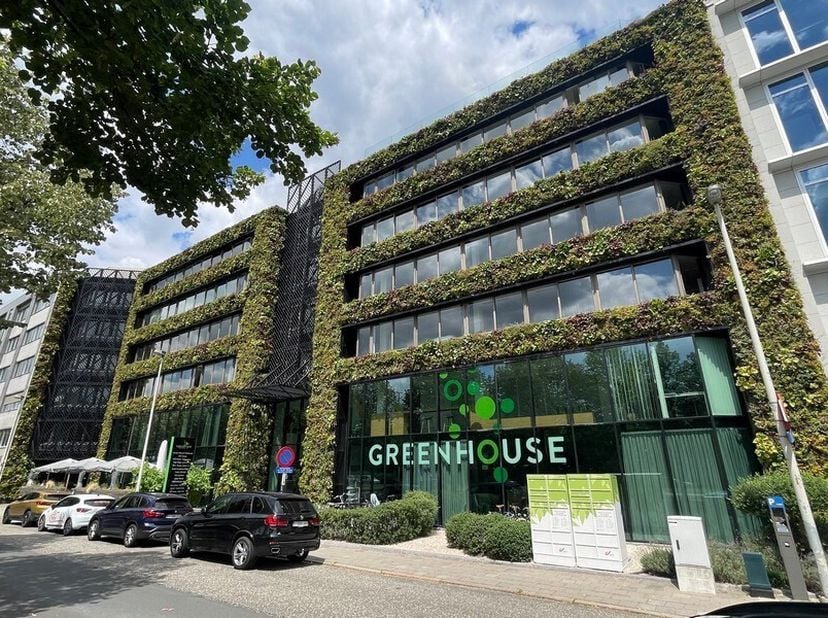 65m² gemeubelde kantoorruimte met 8 werkposten&lt;br /&gt;
Ligging: vlakbij enkele grote uitvalswegen (E17/E19/A12/E34/E313) en op wandelafstand van tram- e