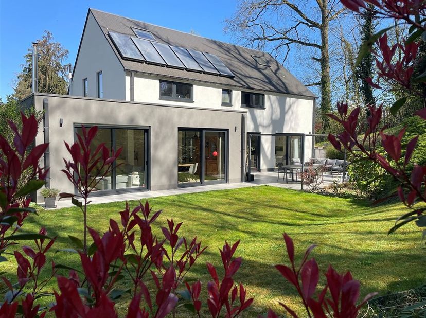 Génération Immo nodigt je uit om deze prachtige villa te ontdekken, gebouwd in 2018 en afgewerkt volgens een zeer hoge standaard, met een totale bruik