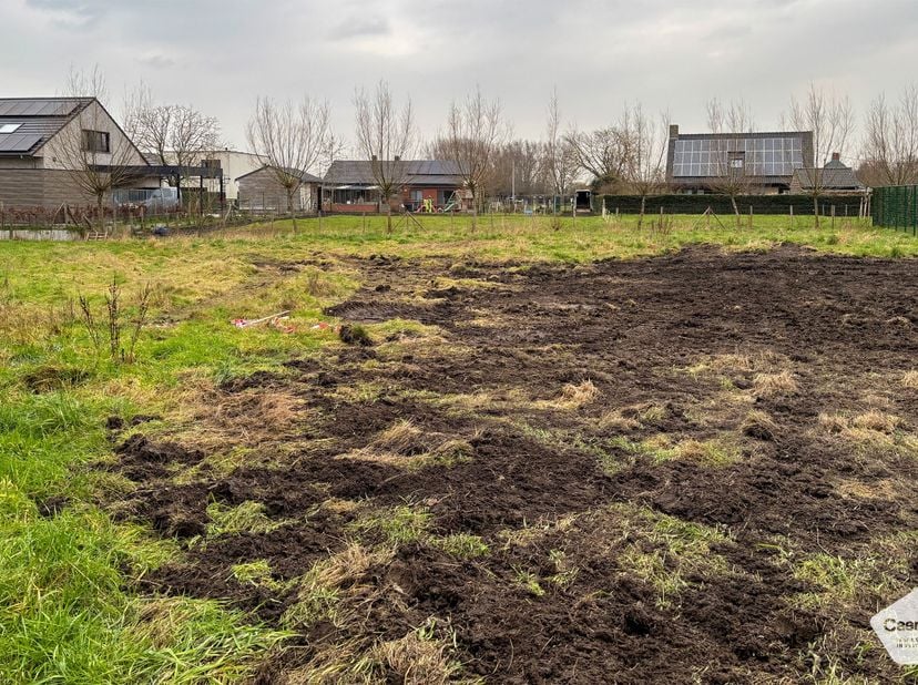 Deze bouwgrond, gelegen in de Westkantstraat (t.h.v. nr. 20) is geschikt voor eengezinswoningen, met inbegrip van zorgwoningen, kantoorfunctie, vrij b