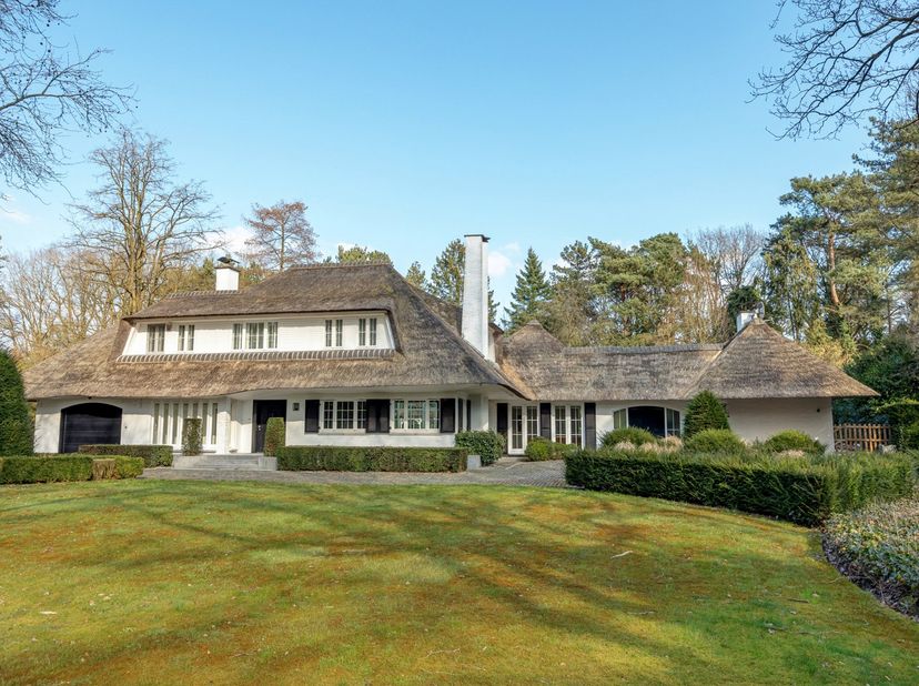 Instapklare, moderne villa op 3.750 m² grond gelegen aan één van de mooiste straten van Schilde.  De villa geniet een afwerking met zeer hoogwaardige