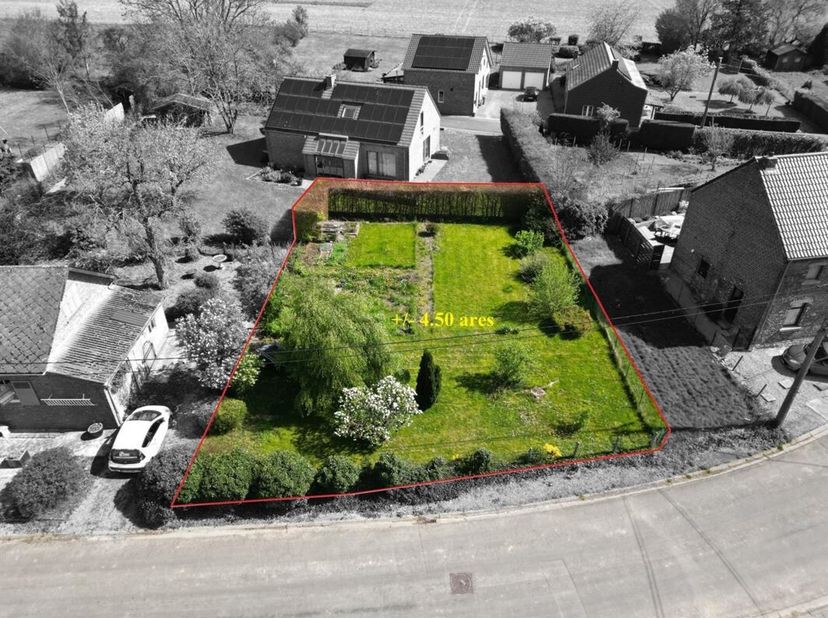 INNOV&#039;EXPERT immobilière vous invite à venir découvrir cette belle parcelle de terrain à bâtir de +/- 450 m2, bien plate (+/- 20 m de façade à rue) et