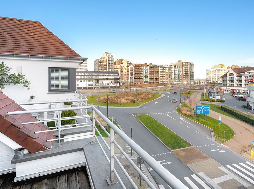 Près de la plage de Heist, nous proposons cet appartement sur le toit au troisième étage avec deux chambres à coucher. Il y a une grande terrasse (10,