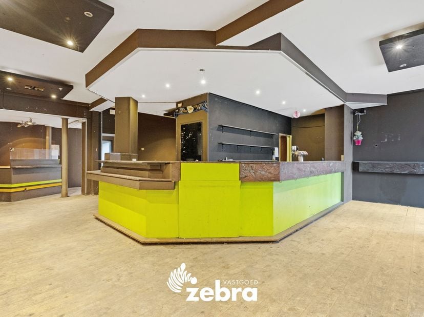 Dit ruime handelspand (voorheen café Sensacion) met duplex-appartement, ideaal gelegen vlakbij het bruisende centrum van Kuurne, biedt dankzij zijn co