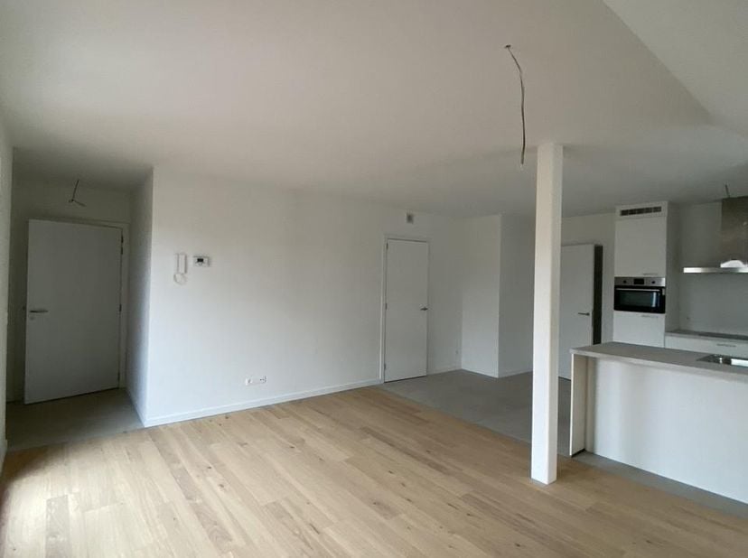 Dit appartement maakt deel uit van een nieuwbouwcomplex en situeert zich in de linkse blok op dakverdieping. In het appartement zelf komt u binnen via