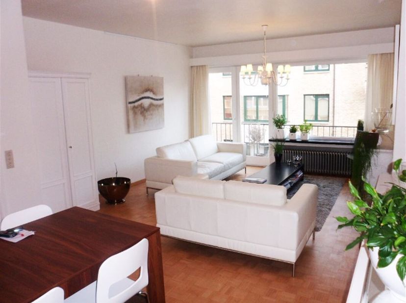 Mooi gelegen appartement in centrum van Kortrijk op wandelafstand van station. Lift, inkom, ruime living in parket, keuken ingericht met oa vaatwas, b