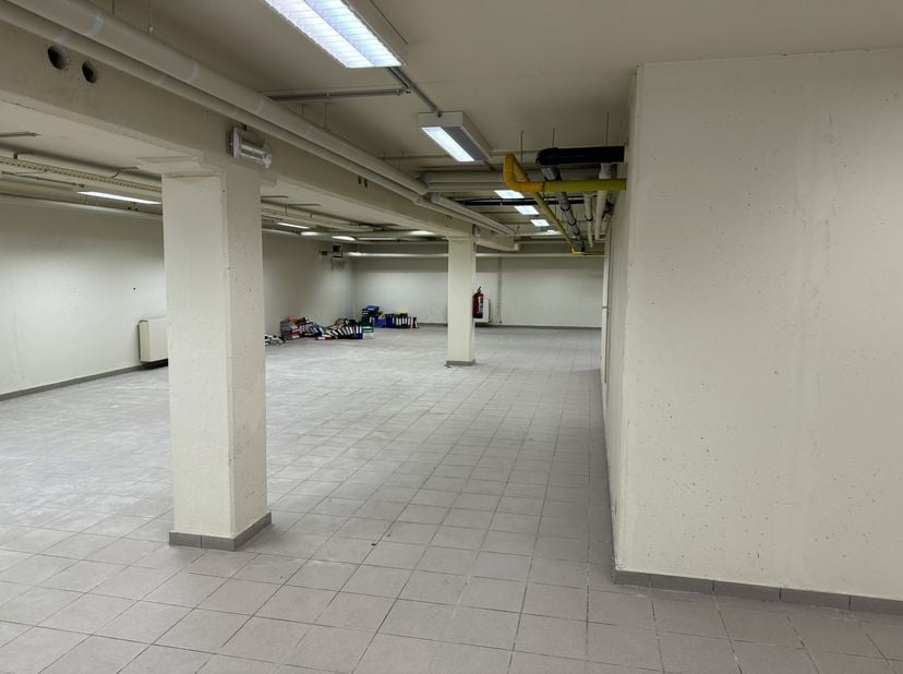Kelderruimte (450m²) te huur  ideaal voor opslag&lt;br /&gt;
Op zoek naar een ruime opslagruimte? Deze kelder van ca. 450 m² is perfect voor stockage van go