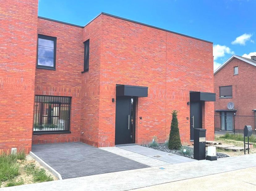 Prachtig afgewerkte nieuwbouwwoning met 3 slaapkamers gelegen in een rustige, doodlopende straat, nabij het centrum van (Over)Pelt.&lt;br /&gt;
De woning is