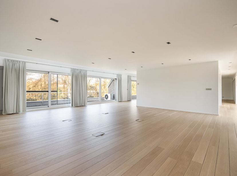 RUIM KANTOOR MET EEN OPPERVLAKTE VAN MAAR LIEFST 256 M2, 30m2 OPSLAGRUIMTE EN 42M2 TERRAS, OP ZICHTLOCATIE TE HASSELT (NET BUITEN DE GROTE RING)&lt;br /&gt;