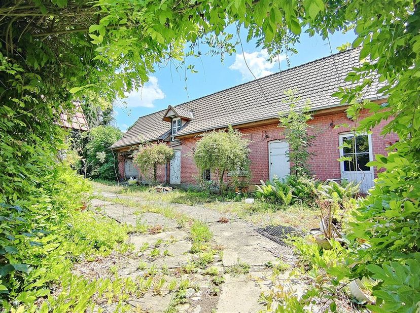 Une charmante ferme à rénover, située à Lamain, sur une belle parcelle de près de 28 ares, dans un cadre paisible et verdoyant.&lt;br /&gt;
L&#039;habitation off