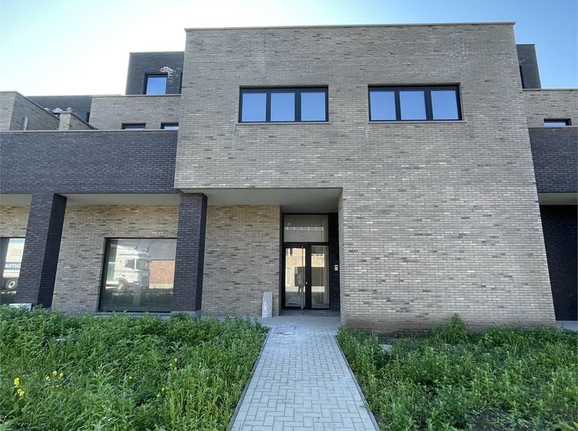 Ruim handelspand op zichtbare locatie te Kleine-Brogel&lt;br /&gt;
&lt;br /&gt;
Gelegen in het hartje van Kleine-Brogel, op 50 meter van een stopplaats van De Lij