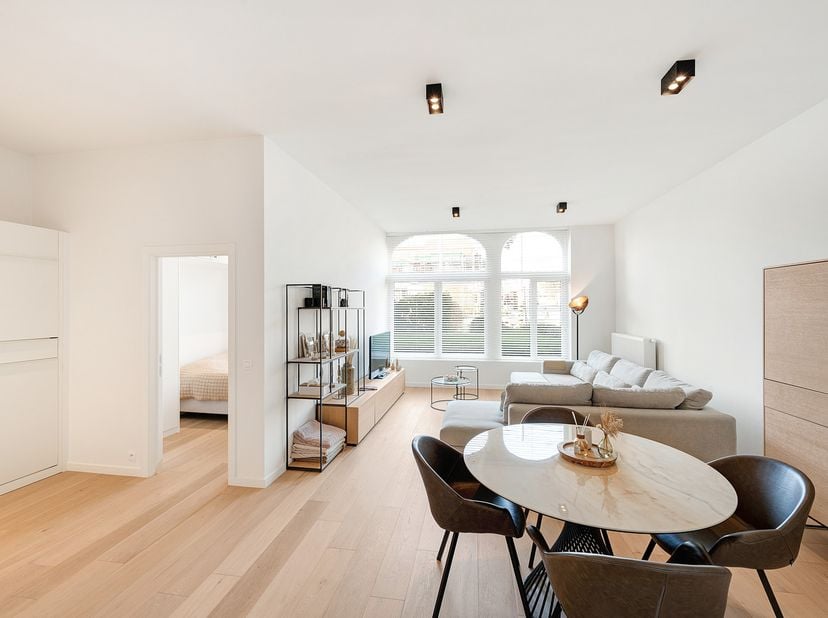 Dit charmant gelijkvloers appartement is gelegen in een authentiek gebouw en bestaat uit:&lt;br /&gt;
Inkomhal, ruime woonkamer met slaapkhoek voorzien van