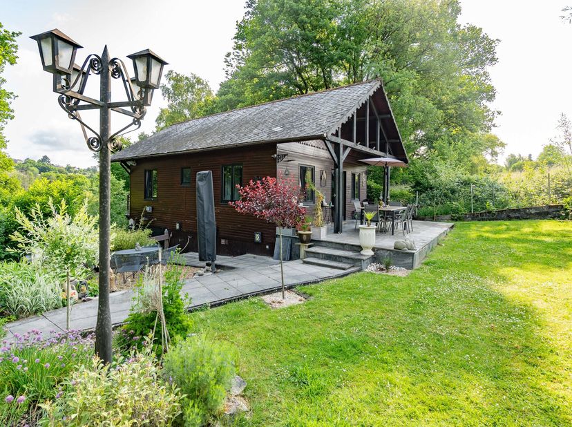 EasyHome vous propose dans un cadre verdoyant et paisible, cette belle propriété qui vous séduira par son authenticité et son environnement naturel. C